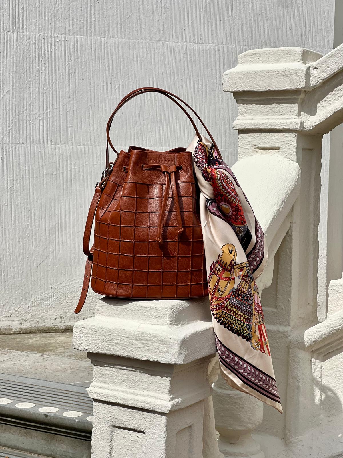 Jet Set Bucket Cognac - Image 6